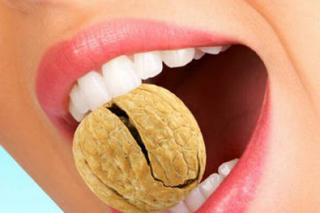 Трещины на эмали зубов: причины образования, разновидности, лечение